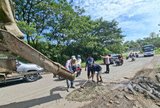 Pasca Terjadi Kecelakaan, Bhabinkamtibmas Bersinergi dengan PT USI Perbaiki Jalan Berlubang di Tanjung Enim