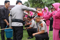 Kapolres Muara Enim Mandikan Personel Naik Pangkat dengan Air Kembang