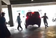 Diduga Mesum di Parkiran, Innova Reborn Kabur Tabrak Portal Pasar Muara Enim
