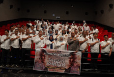 Semangat Kebersamaan Menggema, 75 Personel Polres Muara Enim Nobar Film Tanah Runtuh