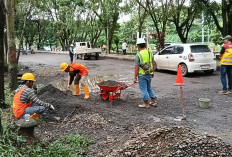 Masyarakat Keluhkan Jalan Dalam Kota Muara Enim Rusak Berlubang
