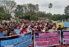 Ratusan Warga Gunung Megang Dalam Geruduk Kantor Bupati Muara Enim, Ini Tuntutannya