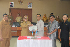 Plt Bupati Sumarni Serahkan Raperda Pertanggungjawaban 2025 ke DPRD Muara Enim