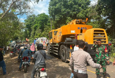 Truk Tangki BBM Terguling di Muara Enim, Timbulkan Kemacetan Panjang