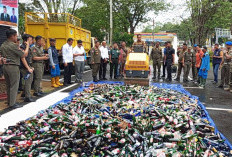 Satpol PP Muara Enim Musnahkan 2.220 Botol Minuman Keras