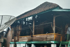 Korsleting Listrik, Rumah Panggung di Muara Enim Terbakar
